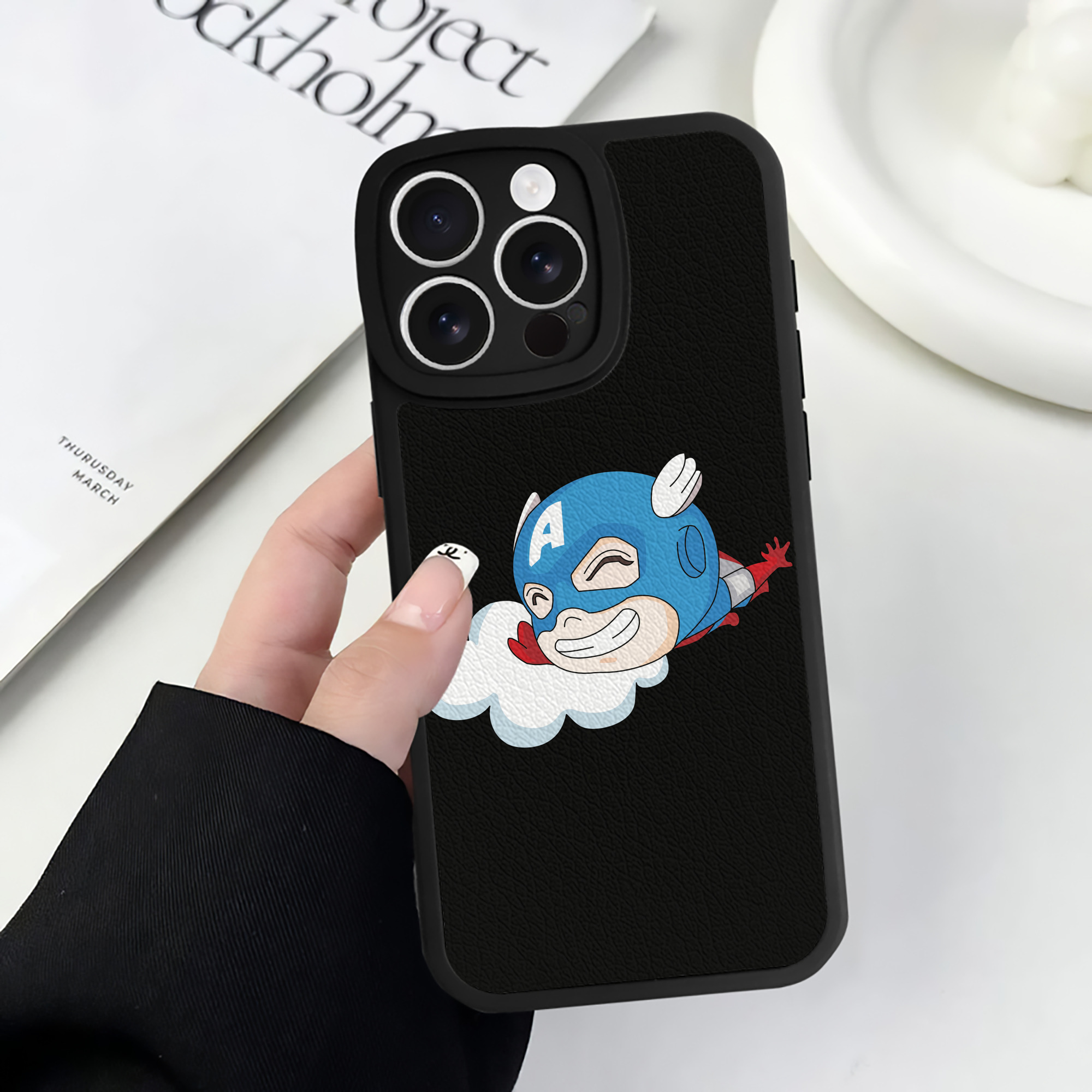 （画像用） アベンジャーズ The Avengers 【iPhone 16シリーズ対応】シリコンスマホケース（レザー調） 材質：シリコン